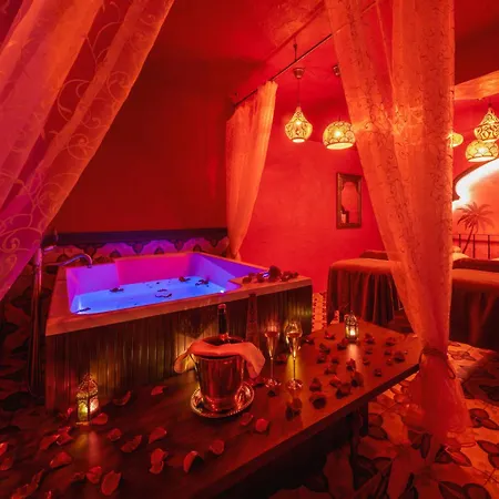 ホテル Meses Shiraz Superior-adults Only 4*